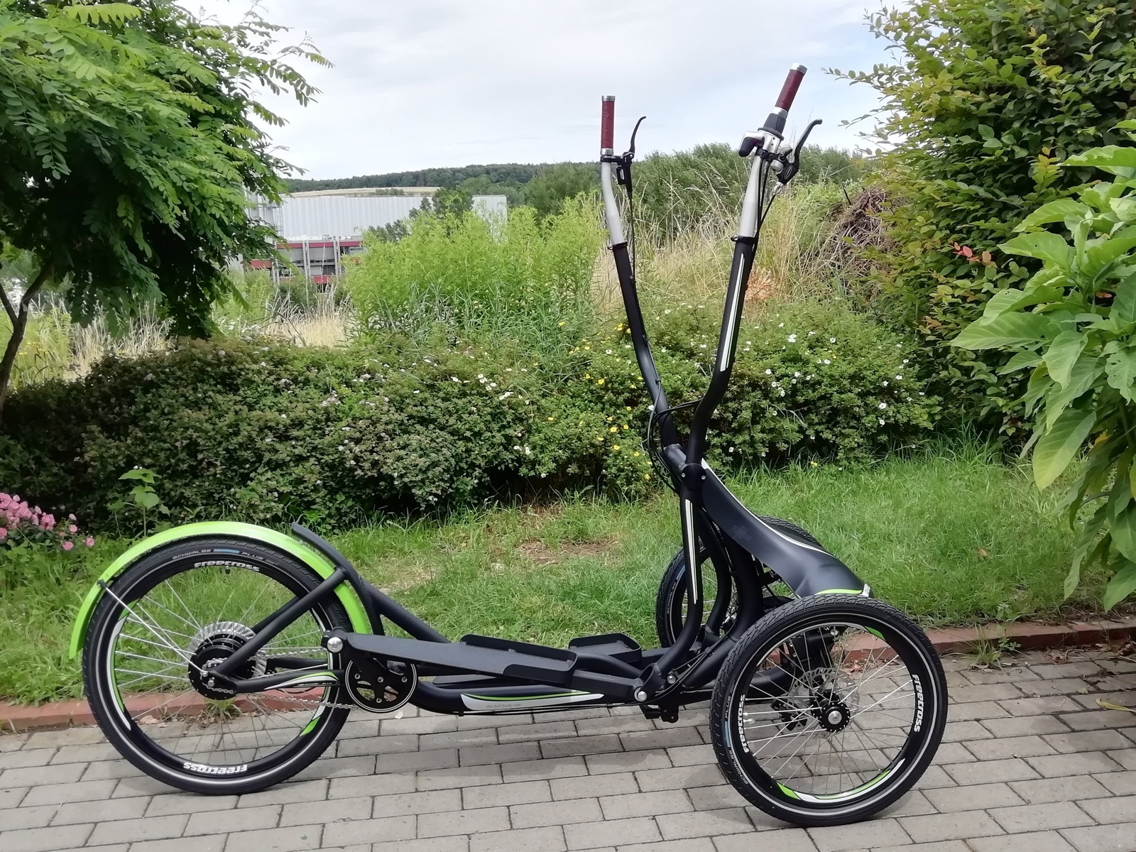 FreeCross Black Edition — matt-schwarze Lackierung mit Brooks Leder-Handgriffen