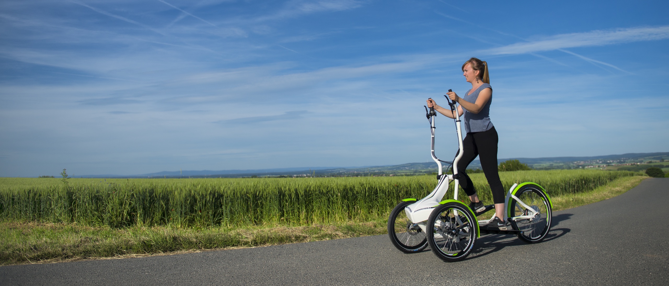 FreeCross-Fahrt durch weite Felder — Panorama
