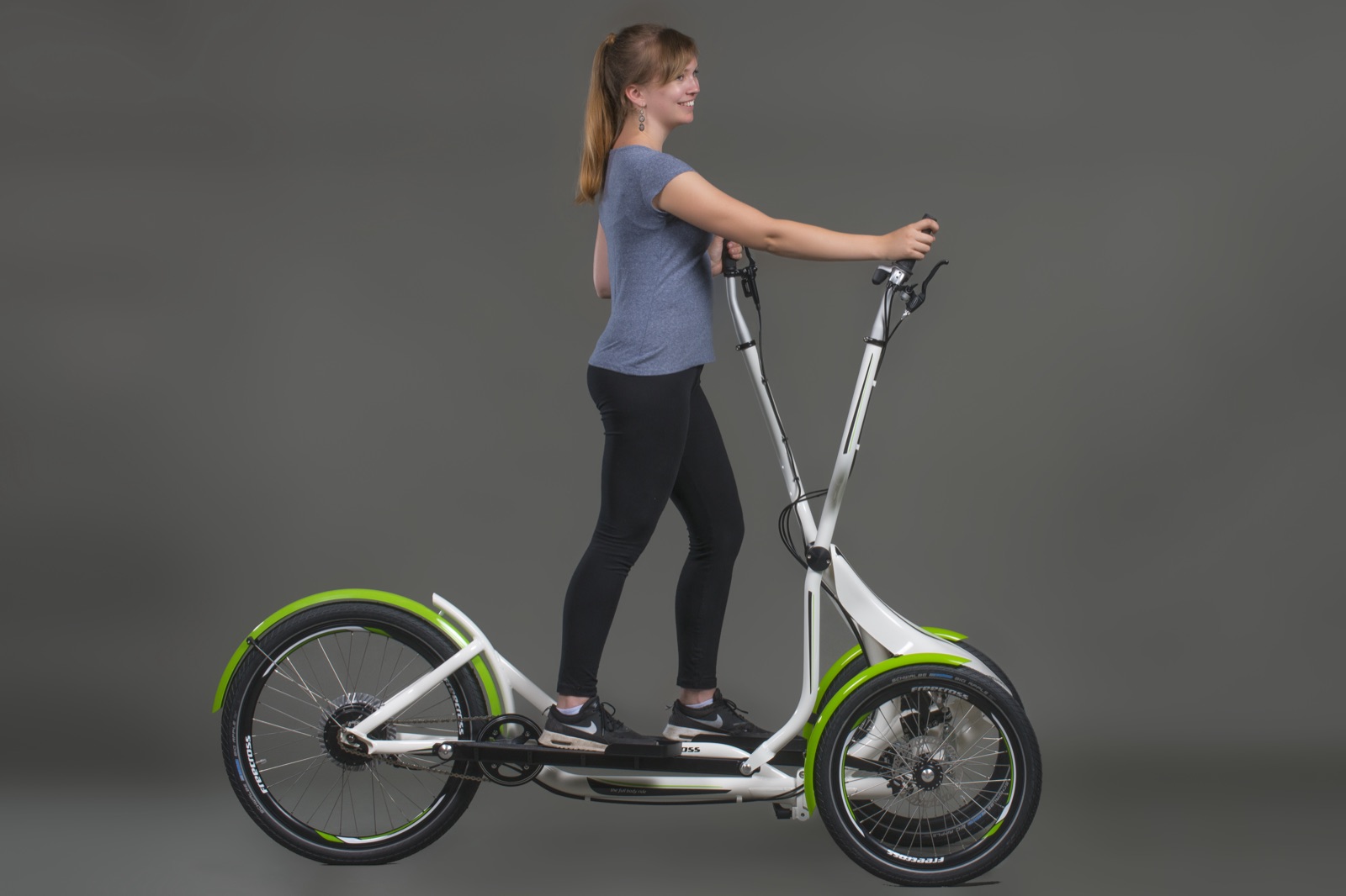 FreeCross mit Fahrerin — aufrechte Haltung auf dem Outdoor Crosstrainer