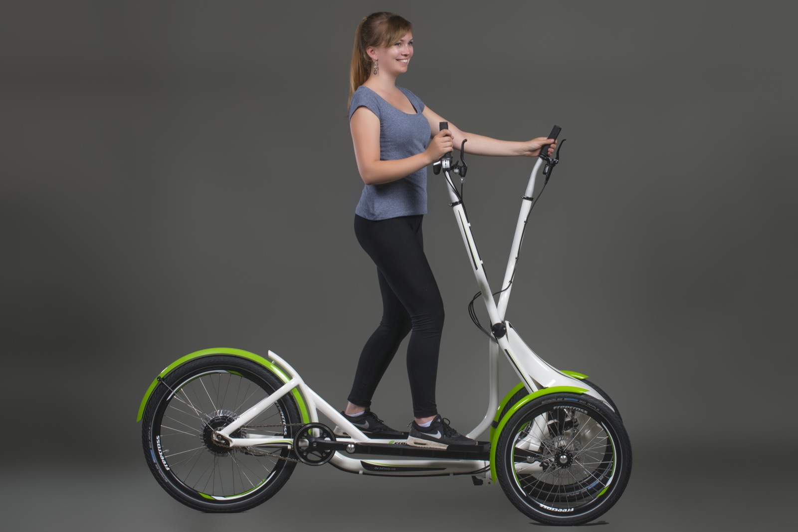 FreeCross Outdoor Crosstrainer — Seitenansicht im Studio